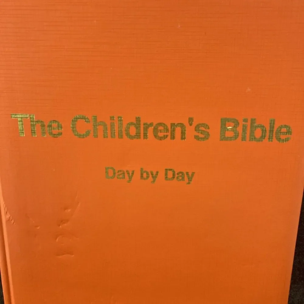 The Children's‎ Bible Day By Day 365 Bible Stories Illustrated Hard Cover 2005